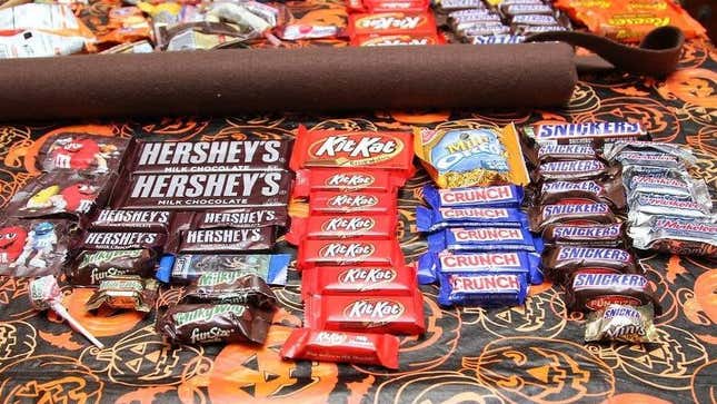 Image for article titled Parents, do you ration your kids’ Halloween candy?