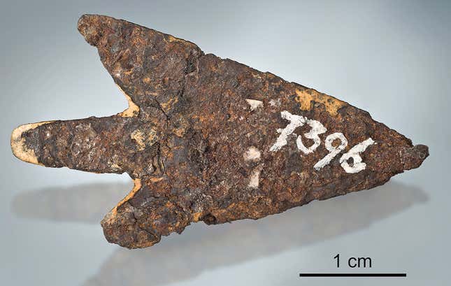 Una punta de flecha de la edad de bronce confeccionada con hierro de meteorito.