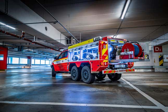 Image for article titled This Six-Wheeled Toyota Hilux Is Designed to Fight EV Fires