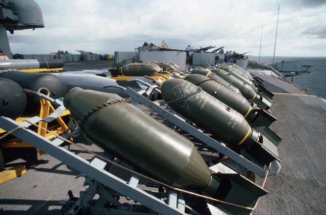 Imagen para el artículo titulado La sequía extrema en Italia revela una bomba intacta de la Segunda Guerra Mundial bajo un río