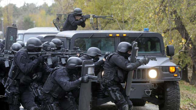 Swatting Bezieht Sich Auf Den Akt, Die Strafverfolgungsbehörden Über Eine Bombendrohung Anzulügen Oder Jemand Anderem An Einem Bestimmten Ort Vorzuwerfen, Ein Verbrechen Begangen Zu Haben Oder Illegales Material Zu Beherbergen.