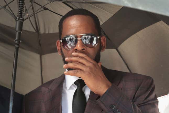 Image for article titled Feds Want To Seize $28,000 From R. Kelly’s Prison Inmate Account
