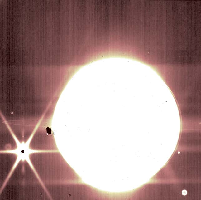 Júpiter, sus anillos y algunas de sus lunas se ven a través del filtro de 3,23 micras del NIRCam.