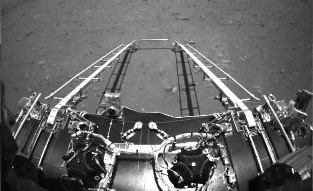 Una imagen muestra la rampa de desembarco que utilizará el rover para llegar a la superficie marciana desde el módulo de aterrizaje.