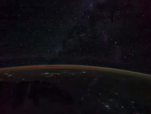 Imagen para el artículo titulado Otro punto de vista: China publica nuevas fotos desde su estación espacial y la superficie de Marte