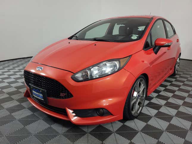 Un Ford Fiesta ST naranja 2015.