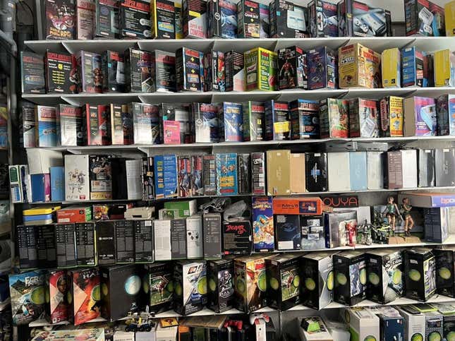 Imagen para el artículo titulado Un coleccionista vende más de 2.000 consolas de videojuegos por 1 millón de dólares