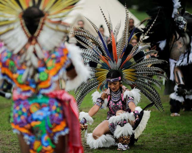 Image for article titled Photos: The real rituals of Native Americans make a beautiful protest of a phony US holiday
