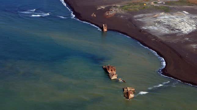 Imagen para el artículo titulado La actividad volcánica en Japón deja al descubierto barcos hundidos de la Segunda Guerra Mundial
