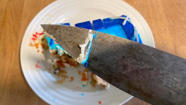 Image for article titled The Better Way to Cut a Clean Slice of Cake