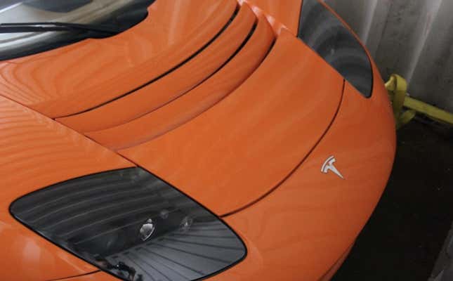 Imagen para el artículo titulado Tres Tesla Roadster nuevos llevaban más de una década en un contenedor