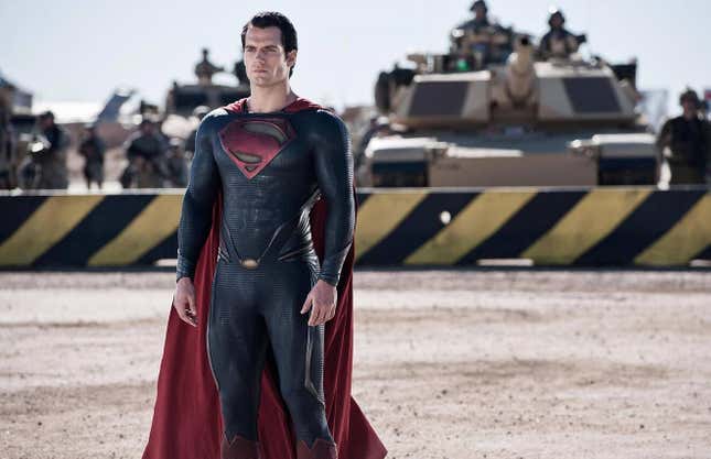 Henry Cavill como Superman en Man of Steel. Superman y Wonder Woman habrían sido eliminados de The Flash