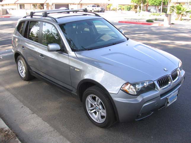 $11,900 というタイトルの記事の画像、この 6 速 2006 年式 BMW X3 は 3 ペダルのピーチですか?