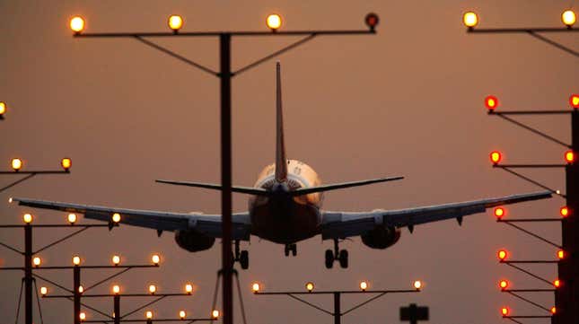 Imagen para el artículo titulado Las industrias de la aviación y la tecnología debaten si el 5G puede hacer que un avión se estrelle