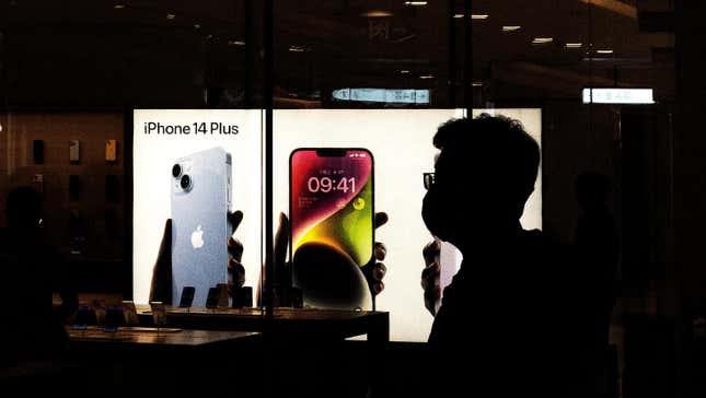 Customers line up at an Apple Store to pick up their orders of the new iPhone 14 on September 16, 2022 in Wuhan, Hubei, China