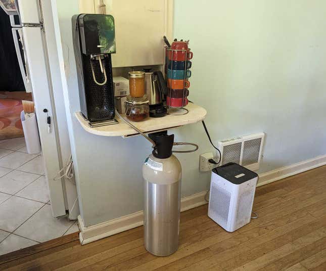 Tea and drink bar with SodaStream and CO2 tank