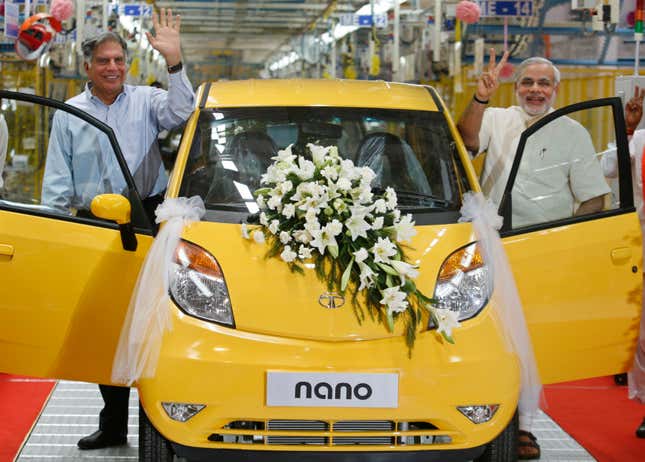 Ratan Tata (L), chairman of the Tata Group, and Gujarat’s then chief minister Narendra Modi.