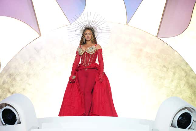 DUBAI, UNITED ARAB EMIRATES - JANUARY 21: Beyoncé performs on stage headlining the Grand Reveal of Dubai's newest luxury hotel, Atlantis The Royal on January 21, 2023 in Dubai, United Arab Emirates.