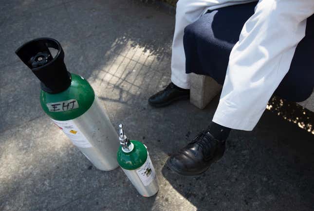 Image for article titled An Oxygen Tank Shortage in Mexico Amidst the Pandemic Leaves Residents Desperate