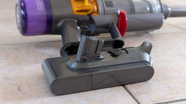 Imagen para el artículo titulado La nueva aspiradora láser de Dyson es tan excesiva como satisfactoria de usar