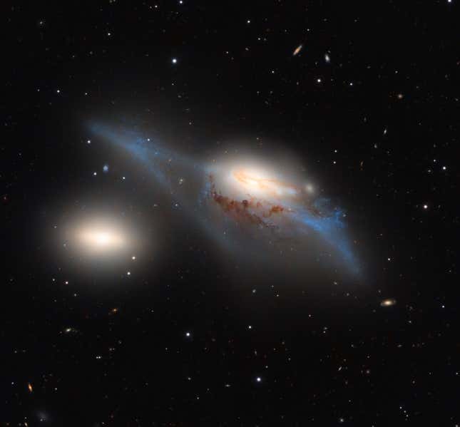 Los Ojos, o NGC 4438.