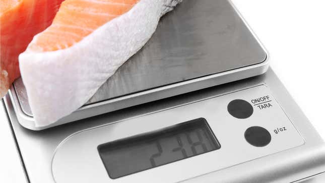 Image for article titled The Right Way to Use a Scale to Track What You Eat