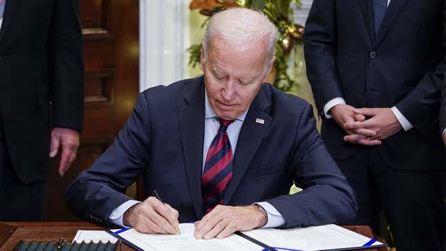 Image for article titled Biden Signs Legislation To Avert Crisis Of Treating Rail Workers Like Humans