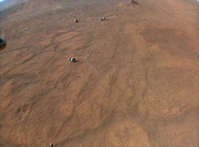 Imagen tomada durante el vuelo número 53 de Ingenuity. Se puede ver el rover Perseverance arriba.