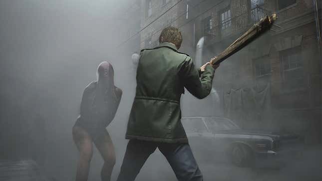 James Sunderland fa oscillare una mazza in un nemico nel remake di Silent Hill 2