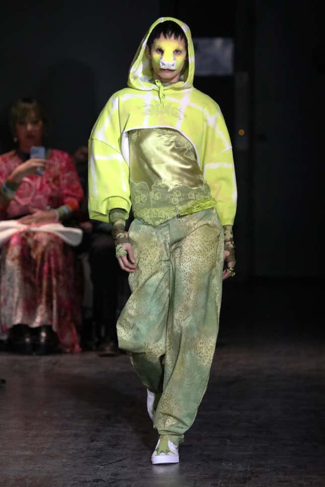 Image for article titled New York Fashion Week 2023: Animals, Insects, and So Many Fucking Flowers