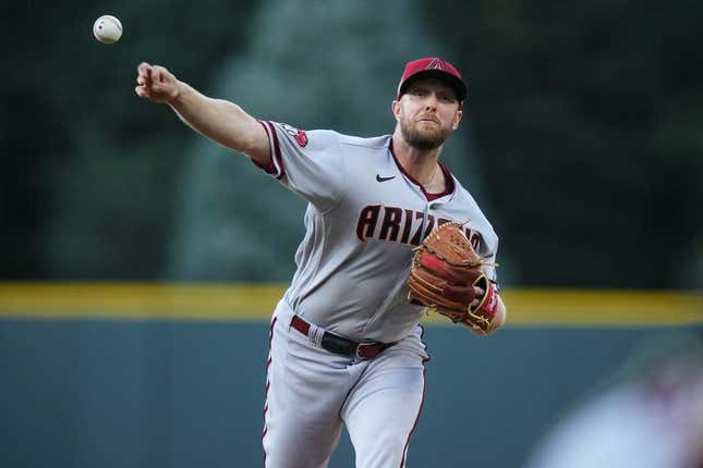 14. August 2023;  Denver, Colorado, USA;  Arizona Diamondbacks Starting Pitcher Merrill Kelly (29) liefert im ersten Inning gegen die Colorado Rockies im Coors Field einen Pitch ab.