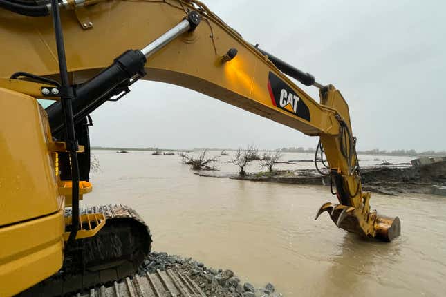 Photo of excavator working in floodwaters