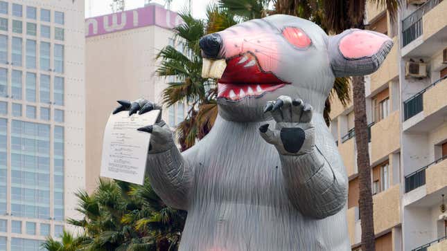 Image for article titled Inflatable Scabby The Rat Keeps Trying To Give Striking Hollywood Writers Copy Of His Screenplay