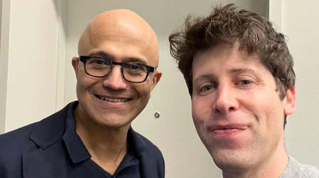 Satya Nadella, director ejecutivo de Microsoft, junto a Sam Altman, director ejecutivo de OpenAI