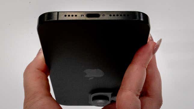 Image for article titled Hands-on: Apple&#39;s iPhone 15 Finally Feels Like an Upgrade