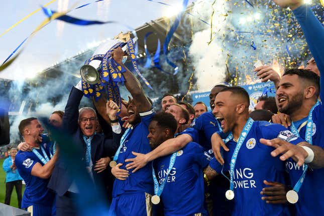 Kapitän Wes Morgan und Manager Claudio Ranieri von Leicester City heben die Premier League Trophy nach dem Barclays Premier League-Spiel zwischen Leicester City und Everton im King Power Stadium am 7. Mai 2016 