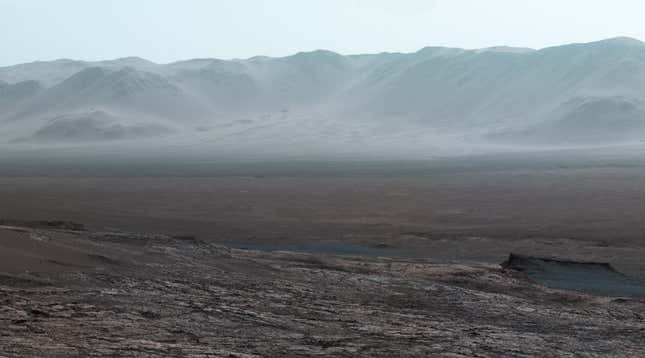 La cuenca del cráter Gale, fotografiada por el rover Curiosity.
