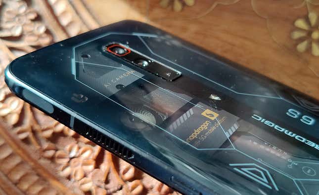 Imagen para el artículo titulado Probamos el RedMagic 6S Pro: un móvil de gama alta para juegos, pero de gama baja para fotos