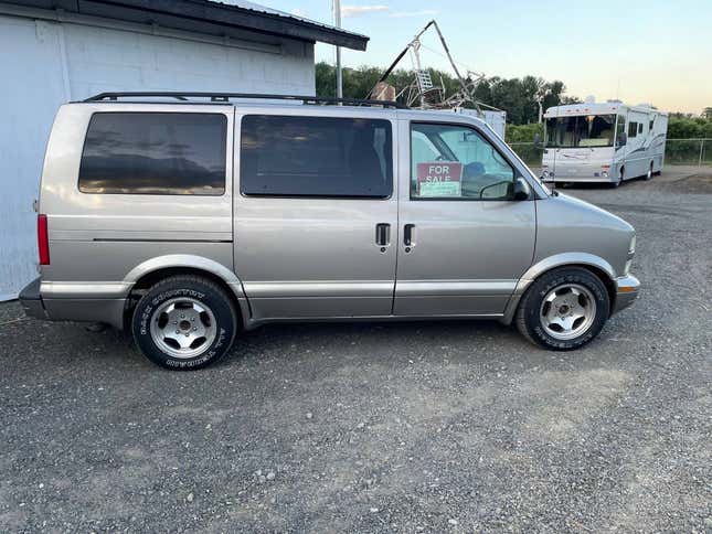 Image for article titled At $3,900, Could This 2004 Chevy Astro AWD Get You To Add A Van To Your Plan?