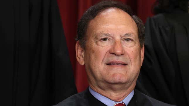 Image for article titled Justice Alito Allegedly Leaked Hobby Lobby Birth Control Decision to Donors in 2014
