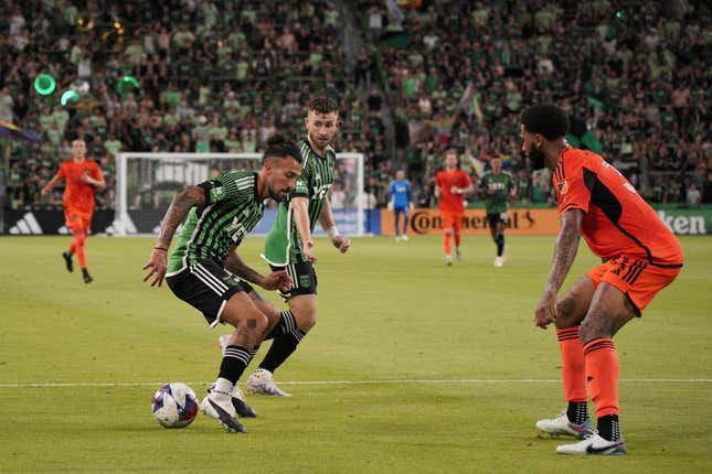 24. Juni 2023;  Austin, Texas, USA;  Austin FC-Verteidiger Amro Tarek (31) dribbelt den Ball gegen den Houston Dynamo-Verteidiger Micael (31) in der zweiten Halbzeit im Q2-Stadion.