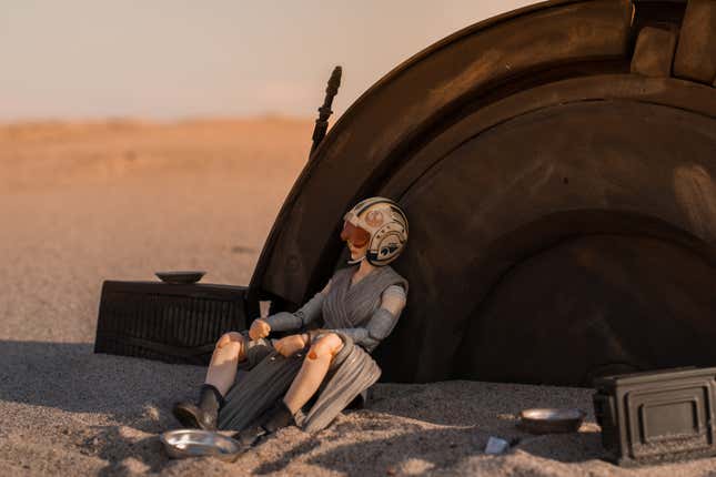 Imagen para el artículo titulado Esta cuenta de Instagram crea imágenes increíbles de Star Wars con los juguetes de la saga
