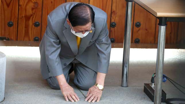 Lee Man-hee, leader of the Shincheonji Church of Jesus, bows during a press conference at a facility of the church in Gapyeong on March 2, 2020.