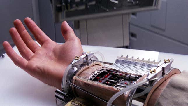 Para Enzo Romero, construir una mano robótica como la de Luke Skywalker fue un sueño durante años.