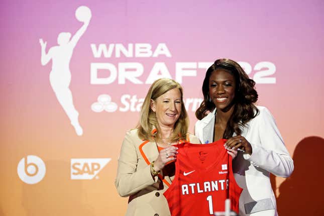 Kentucky’s Rhyne Howard (r.) went first overall.