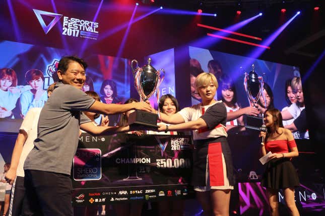 Jung Hye Ryung receives the champion’s trophy on behalf of LLG.