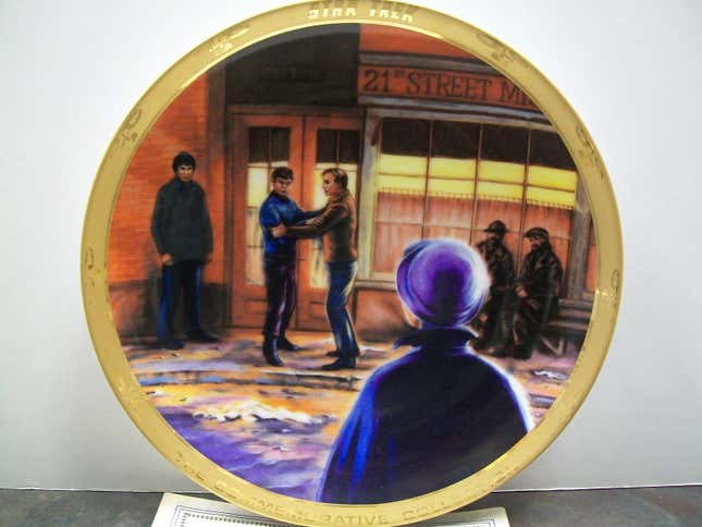 Image for article titled The Absolute Weirdest Star Trek Collector Plates