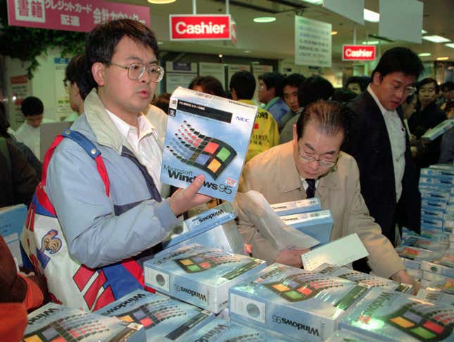 Image for article titled Photos: Scenes from the worldwide frenzy of Microsoft’s Windows 95 release