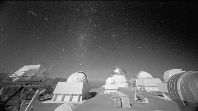 El tren de satélites Starlink captado desde una webcam en el Observatorio Interamericano de Cerro Tololo