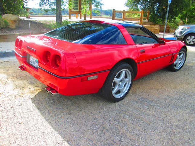 Imagen para el artículo titulado A $28,500, ¿este Chevy Corvette ZR-1 rojo cereza 1990 está listo para la cosecha?